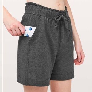Lululemon Hello Sunday Short Heathered Mod Black Gray Size 6